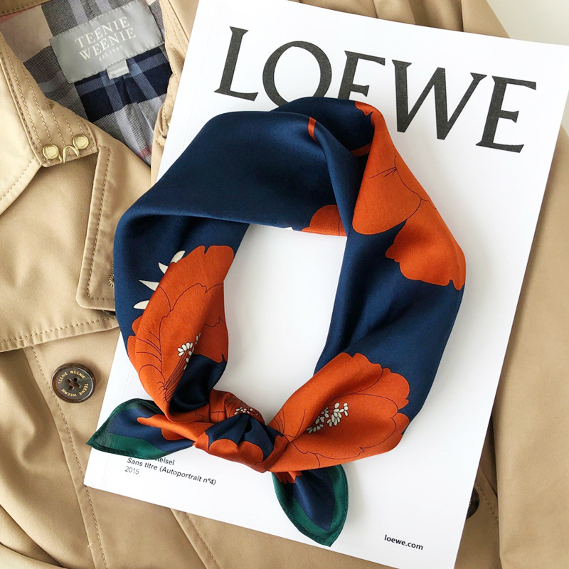 Foulard en soie à fleurs décoratives pour femmes – Image 2
