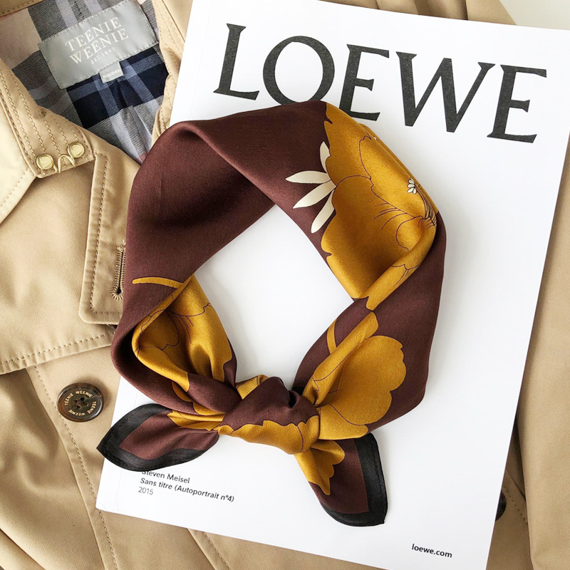 Foulard en soie à fleurs décoratives pour femmes