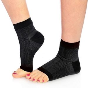 Une paire de chaussettes anti-fatigues. Manchons de pieds de compression anti-fatigues pour hommes et femmes