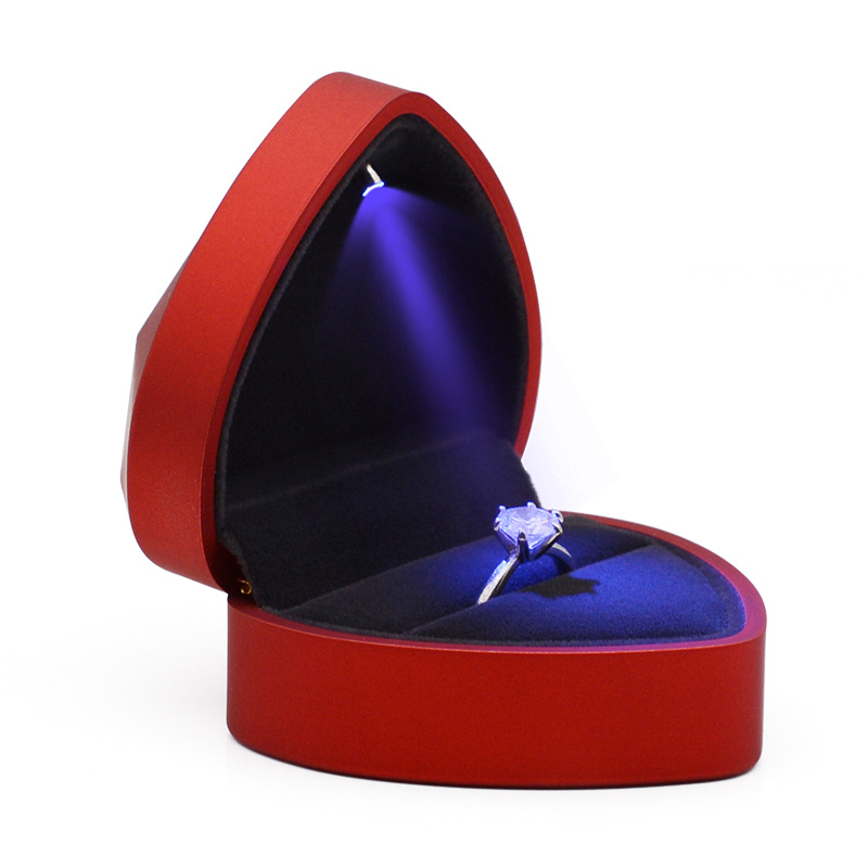 Boîte à bagues de mariage et de fiançailles avec lumière. Boîte de rangement de bagues