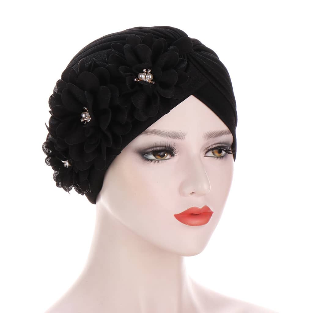 Chapeau turban. Chapeau de bandana plissé à trois fleurs pour femmes – Image 2