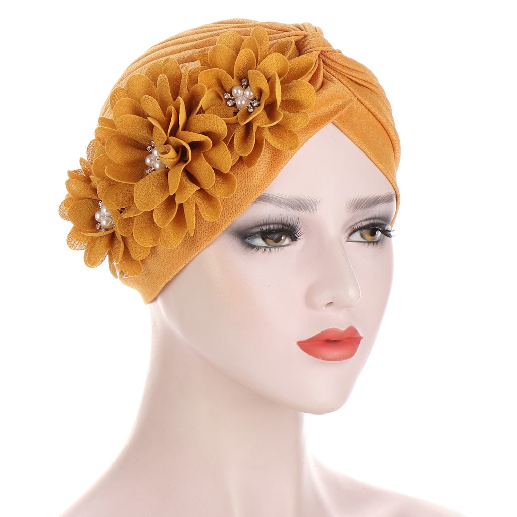 Chapeau turban. Chapeau de bandana plissé à trois fleurs pour femmes – Image 9