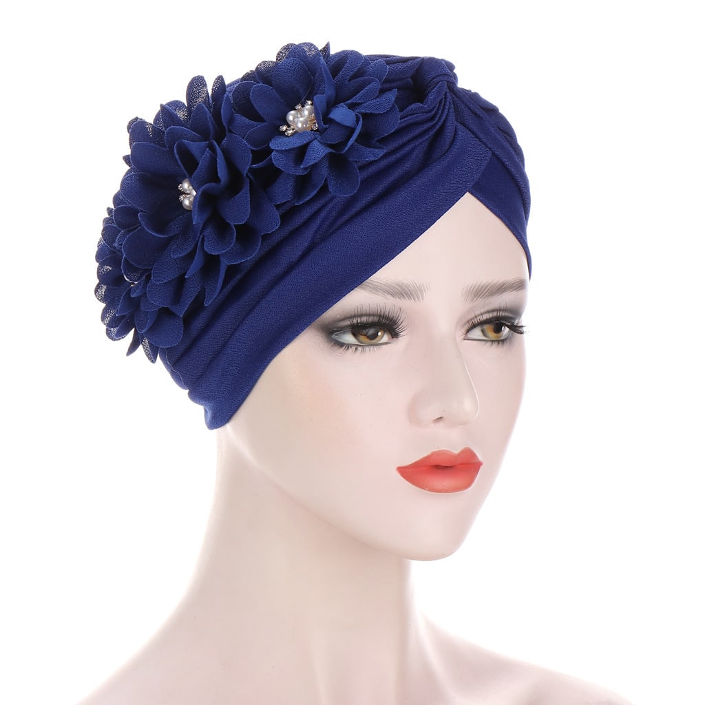 Chapeau turban. Chapeau de bandana plissé à trois fleurs pour femmes – Image 8