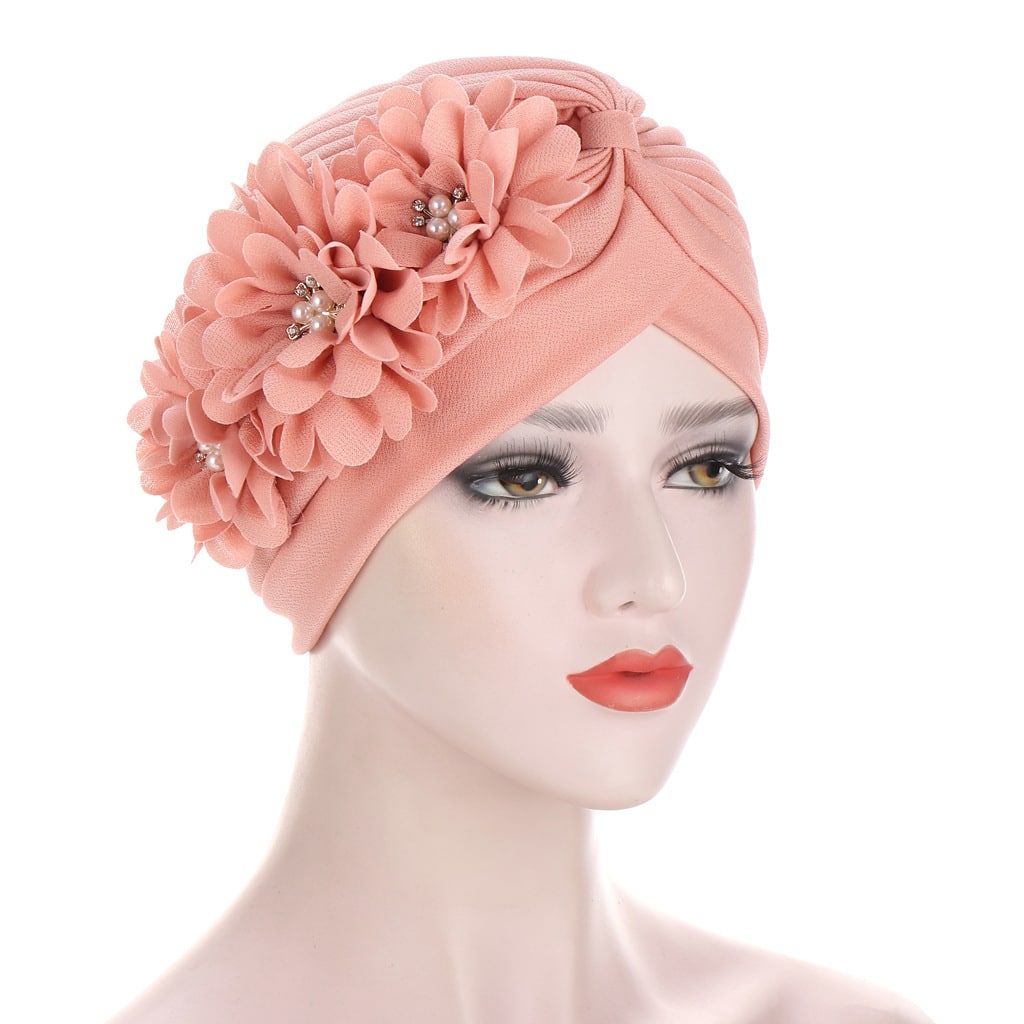 Chapeau turban. Chapeau de bandana plissé à trois fleurs pour femmes – Image 7