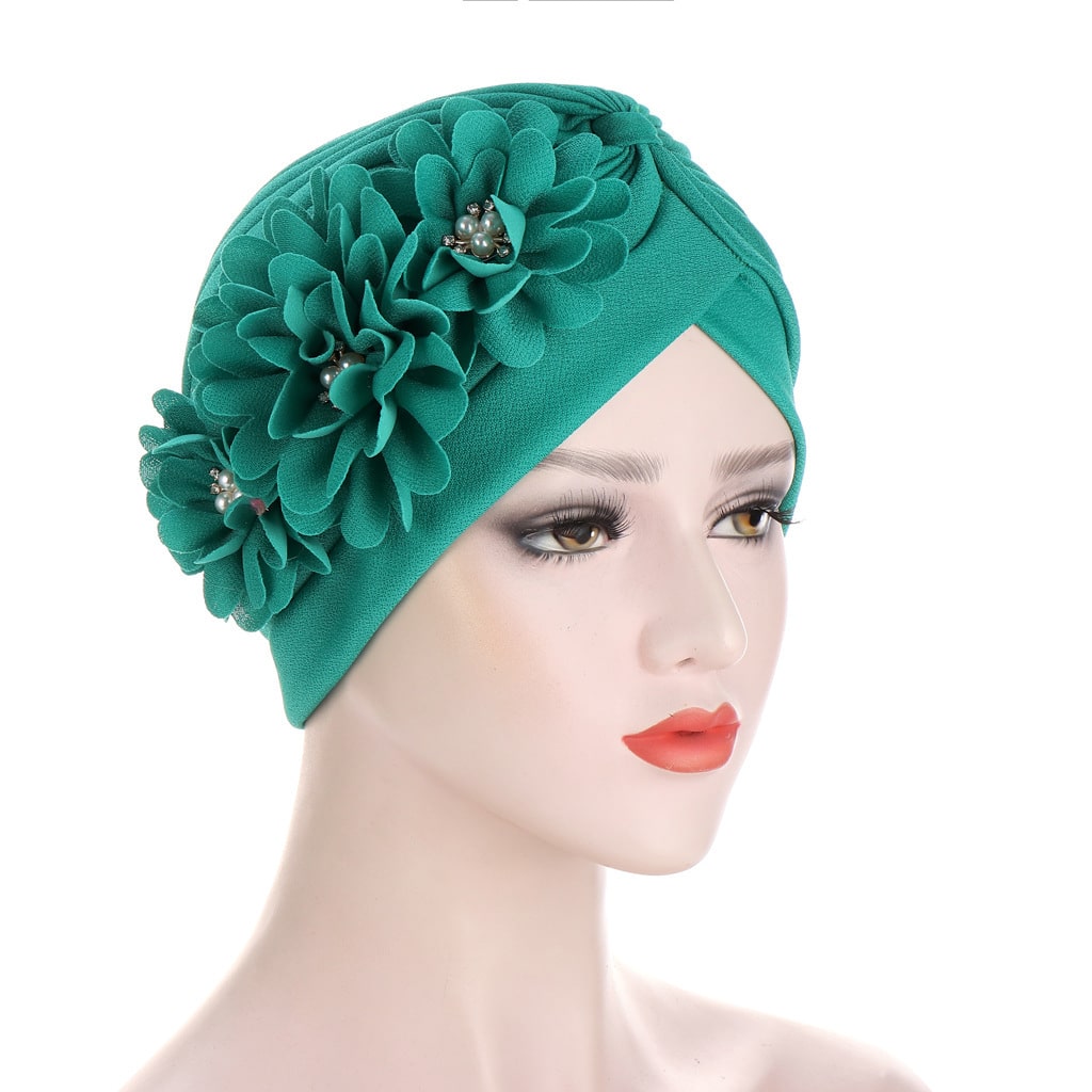 Chapeau turban. Chapeau de bandana plissé à trois fleurs pour femmes