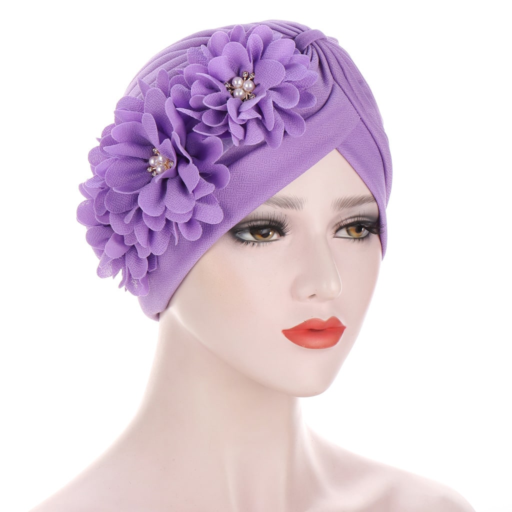Chapeau turban. Chapeau de bandana plissé à trois fleurs pour femmes – Image 4