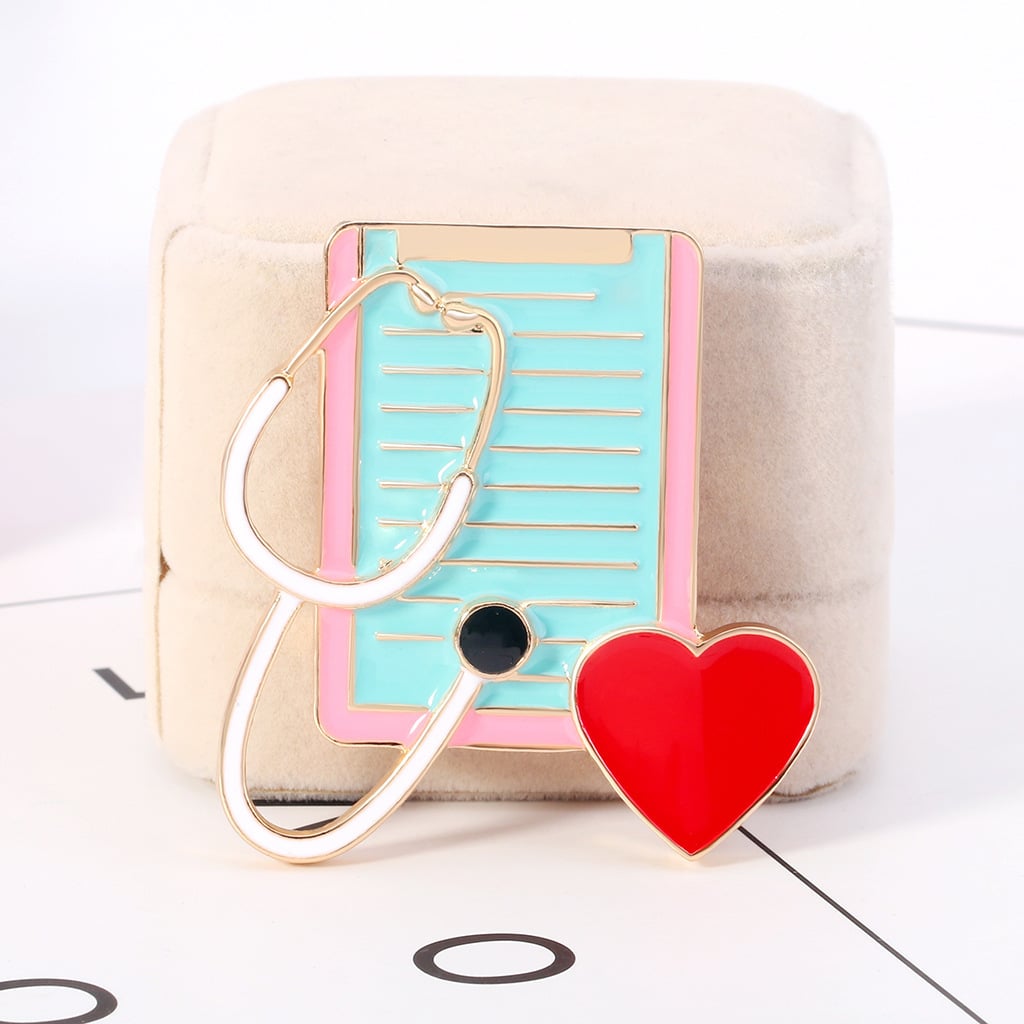 Broche dégoulinante. Stéthoscope coeur de pêche
