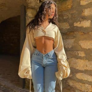 Haut court à manches longues avec cordon de serrage. Chemise pour femmes