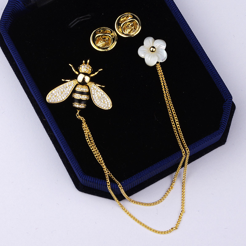 Épingle de col mignonne à l'atmosphère luxueuse. Chaîne de costume élégante – Image 3