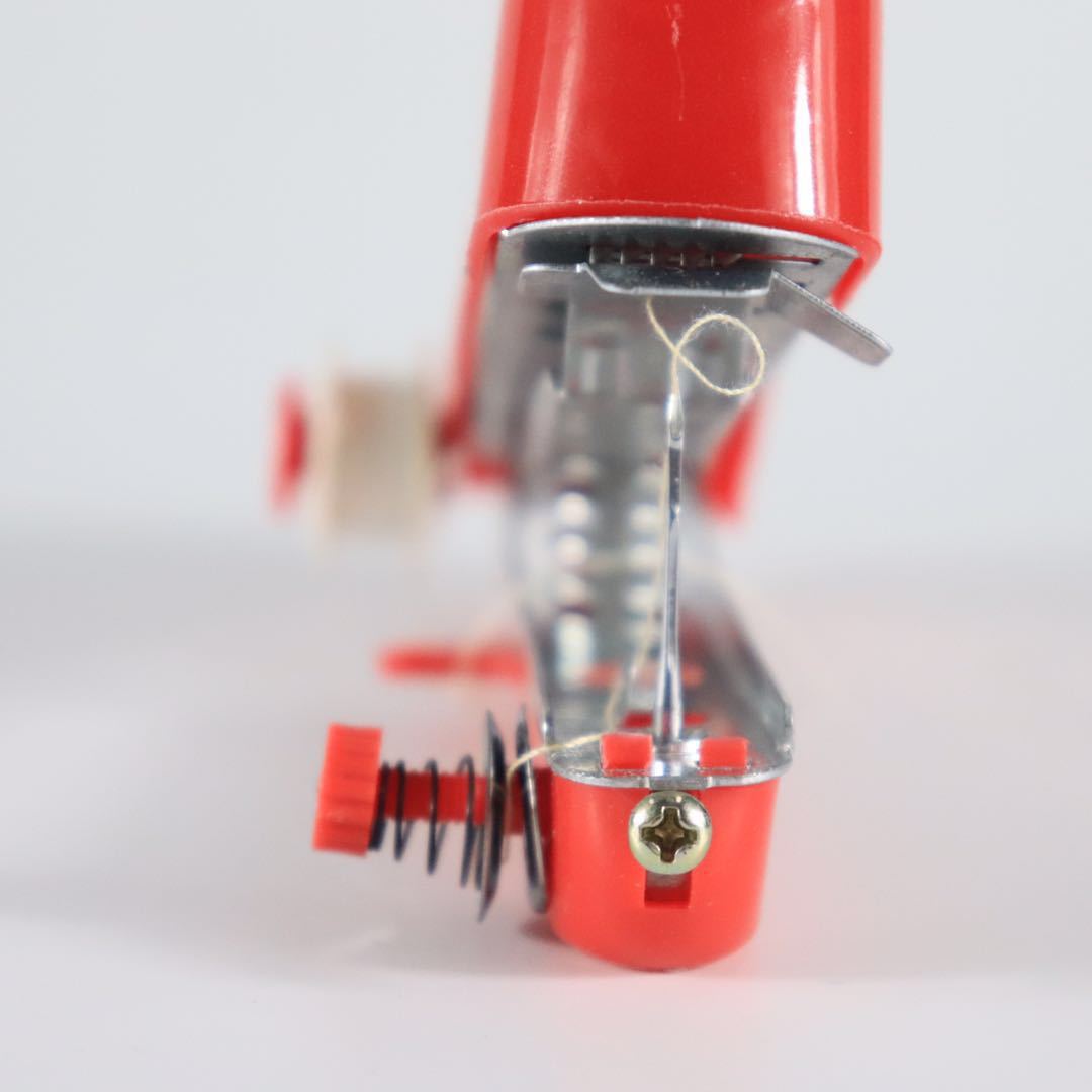 Petite machine à coudre manuelle. Machine portative – Image 4