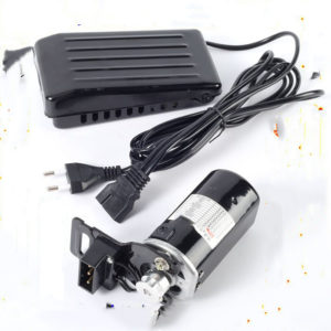 Marcher sur une vieille machine à coudre domestique