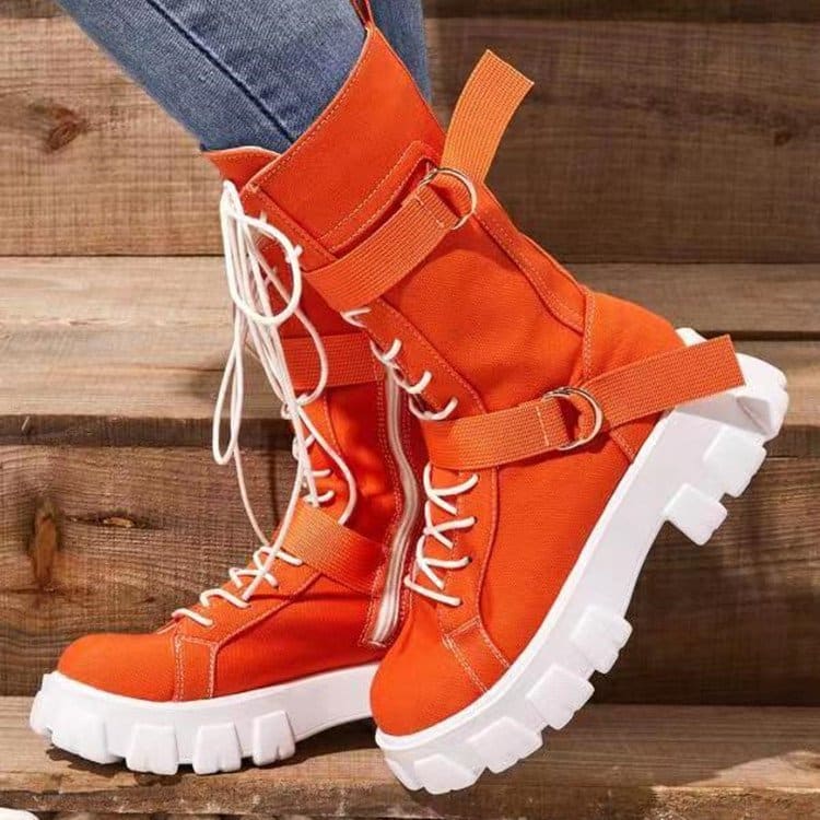 Bottes de plateforme à dentelle pour femmes. Bottes très tendance pour femmes