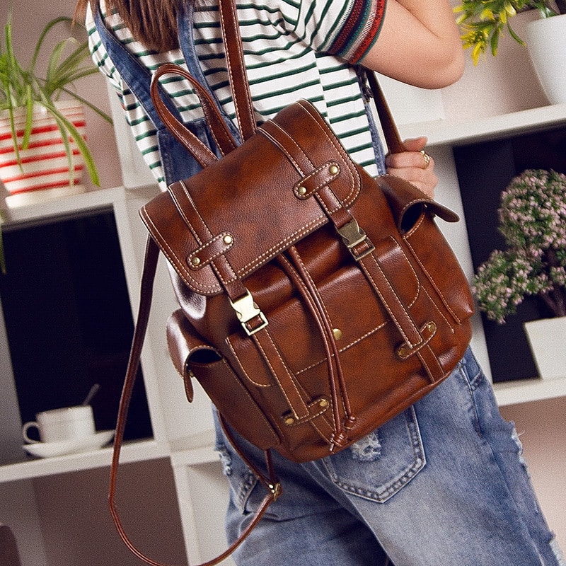 Sac à dos en cuir vintage à la mode pour femmes. Sac à dos de voyage