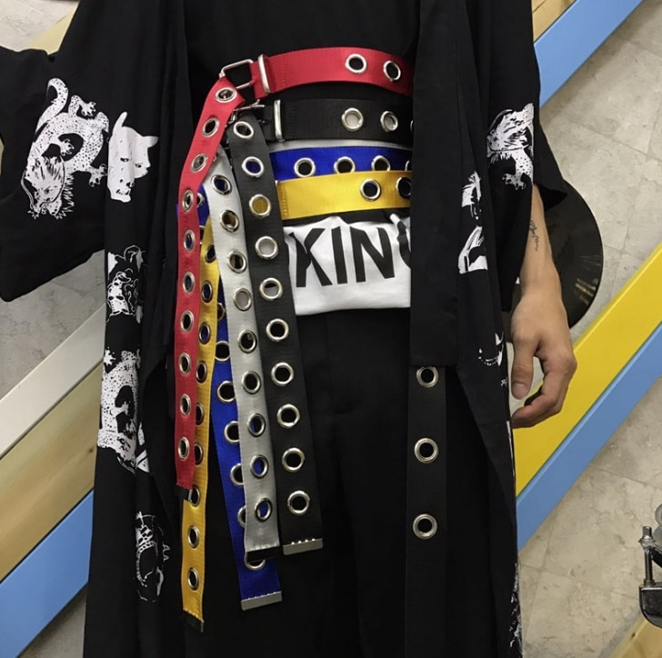 Ceinture en toile à large trou. Ceinture en métal décontractée pour dames