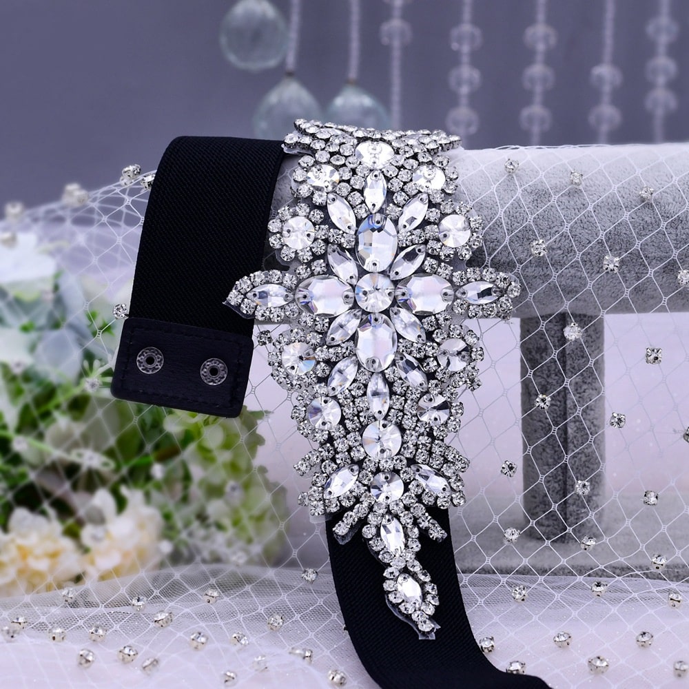 Ceinture moulante pour femmes à sertie de diamants