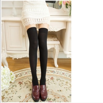 Chaussettes montantes pour femmes. Chaussettes longues et extensibles pour femmes