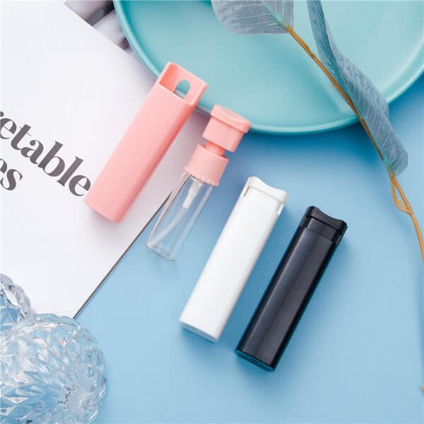 Bouteilles vides de parfum pression. Bouteilles d'extincteurs
