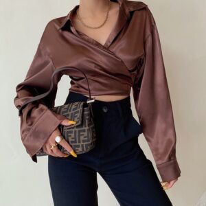 Chemise bandage en satin brillant pour femmes