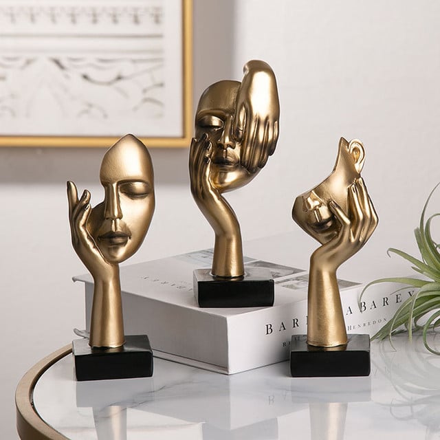 Sculpture abstraite simple de style moderne. Ornements artisanaux