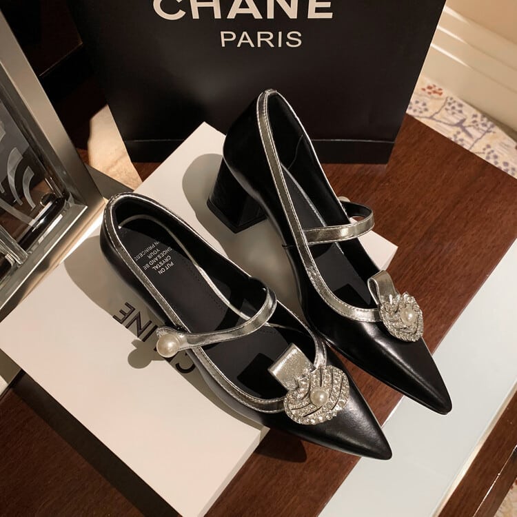 Chaussures à hauts talons à bout pointu en pur cuir bouclées pour femmes