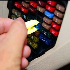 Extracteur de fusible. Clip de récupération de fusible de voiture automobile