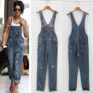 Salopette. Combinaison en denim déchiquetée pour femmes
