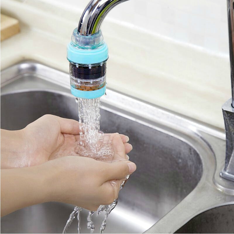 Filtre à eau du robinet. Purificateur d'eau de ménage et de salle de bains