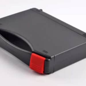 Boîte en plastique à instruments. Boîte à outils pour les réparations