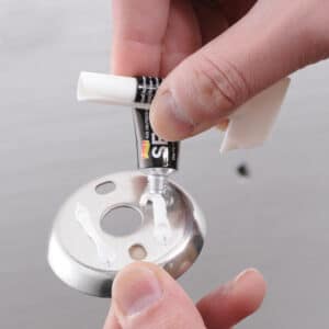 Rouleau d'extrudeuse d'eau de colle sans clous. Matériel de cuisine et de salle de bains