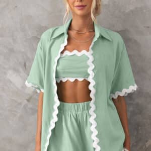 Combinaison avec chemise à manches courtes et short. Combinaison à la mode avec impression de vagues pour femmes