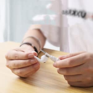 Stylo de nettoyage des écouteurs. Outils de dépoussiérage. Brosse de nettoyage pour écouteurs