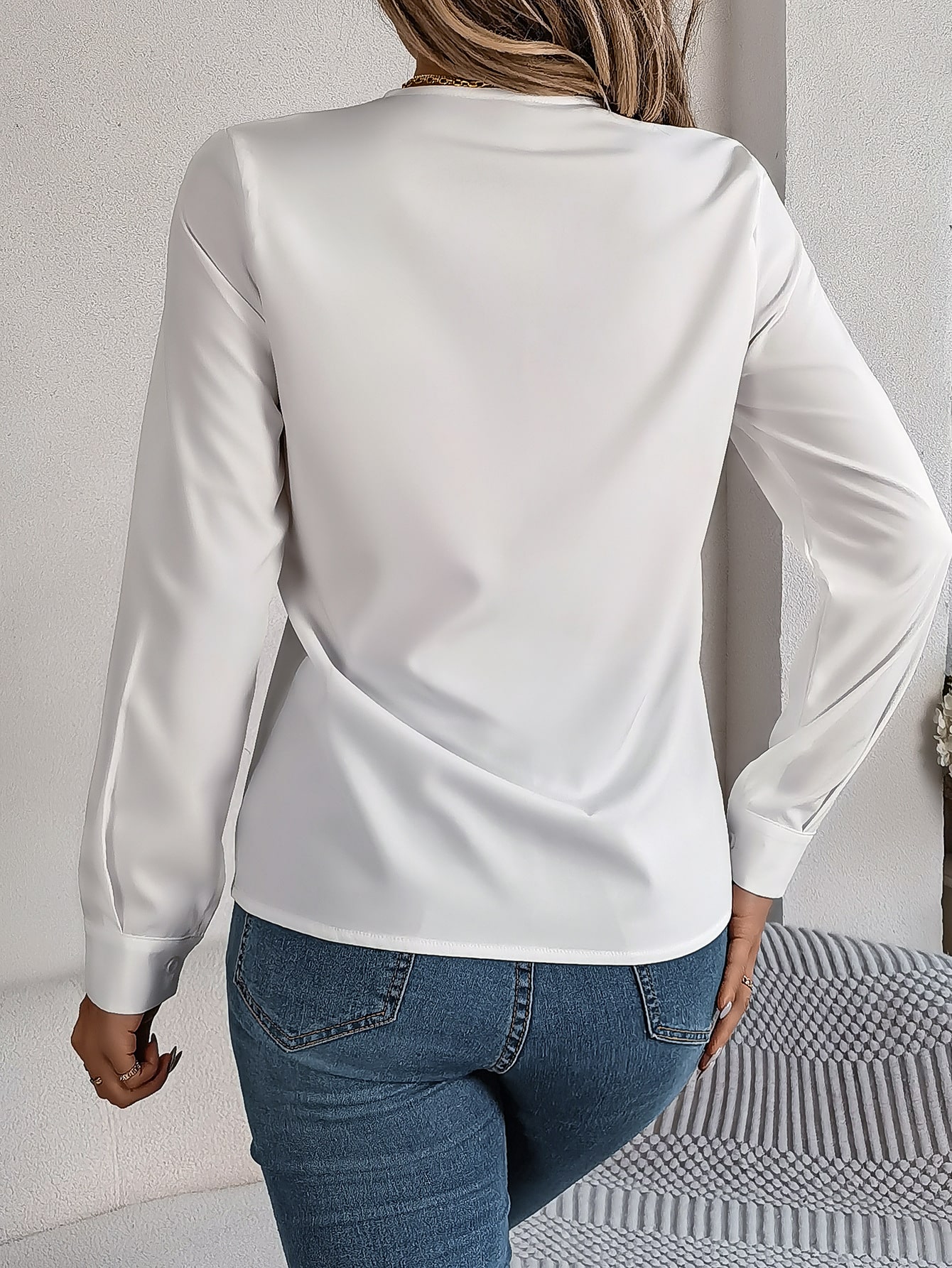 Chemise à manches longues à col en V, élégante chemisier solide pour femmes – Image 3