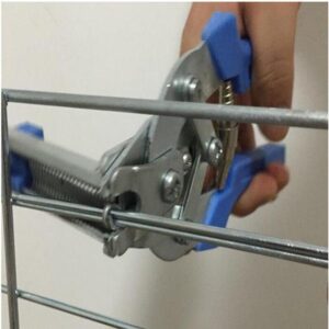 Pince spéciale pour clouer les cages à poules