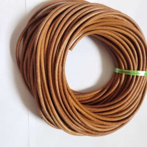 Corde en cuir. Accessoires en cuir faits à la main perlés et tressés en cuir