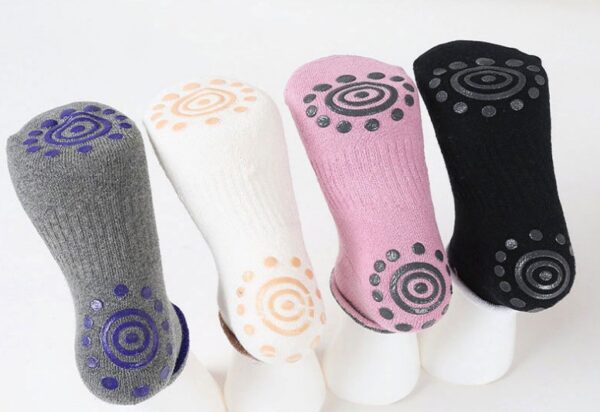 Chaussettes de yoga antidérapantes à granules de silicone pour femmes – Image 5