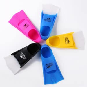 Une paire de palmes de plongée courtes professionnelles en silicone. Palmes de plongée d’entraînement de natation pour enfants