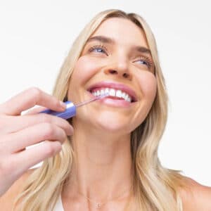 Stylo à dents. Soins bucco-dentaires Nettoyage et teinture de dents