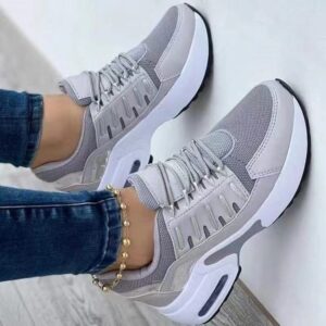 Basket à lacets pour femmes. Chaussures de sport