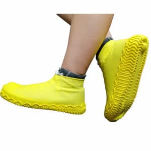 Une paire de couvre-chaussures imperméables à l'eau pour hommes et femmes