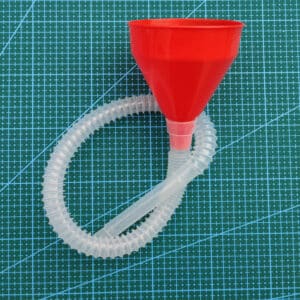 Entonnoir avec tuyau en plastique
