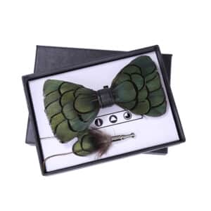 Noeud papillon en plumes à la mode pour hommes. Accessoires de costume