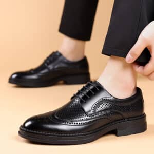 Chaussures en cuir pour hommes. Chaussures pour cérémonies et fêtes