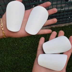 Une paire de mini-protège-tibia universelle. Equipement sportif.