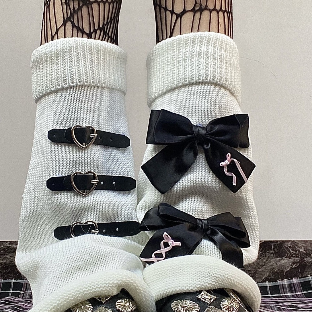 Une paire de chaussettes tricotée à la main. Chaussettes à noeuds pour femmes
