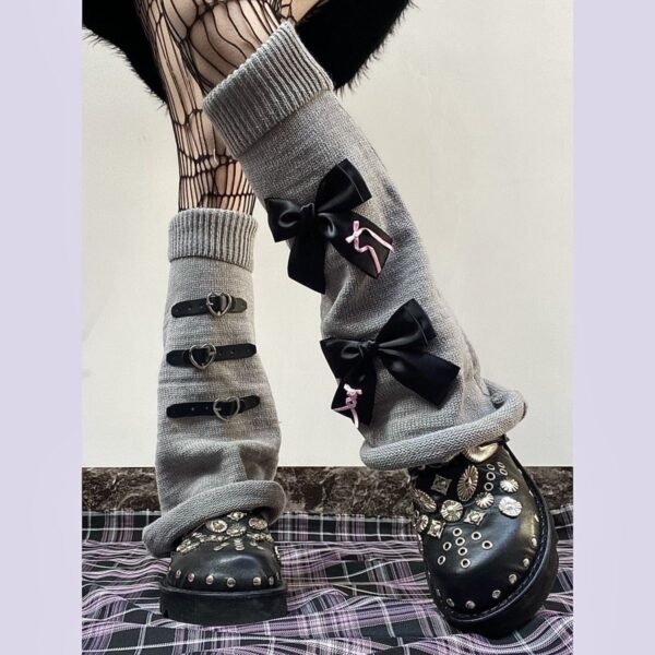 Une paire de chaussettes tricotée à la main. Chaussettes à noeuds pour femmes – Image 2
