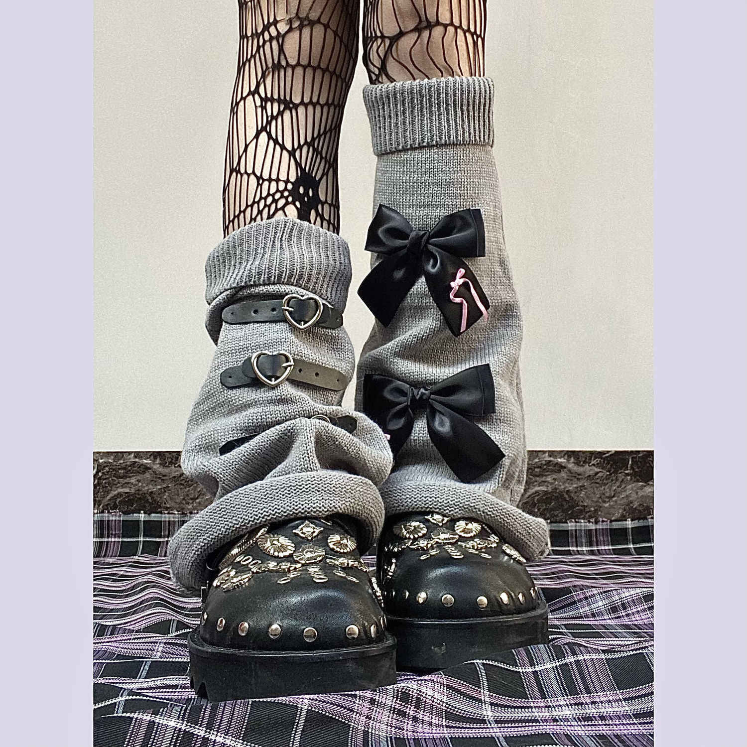 Une paire de chaussettes tricotée à la main. Chaussettes à noeuds pour femmes – Image 5