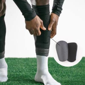 Une paire de mini-protège-tibia de football pour adultes et enfants