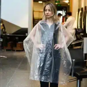 50 pièces. Châles en plastique jetable. Capes de coiffure jetable. Accessoires pour salon de coiffure