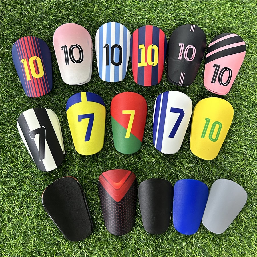 Une paire de mini-protège-tibia de football – Image 9