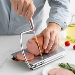 Trancheuse multifonctionnelle. Beurre. Fromage. Jambon. Saucisse. Gadgets de cuisine. Planche à découper en acier inoxydable avec base d’aspiration en silicone
